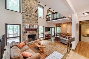 Smart TV, fireplace, table football - Spacious Lakefront 4 bedroom, 2 bath Mountain Retreat with Private Beach, Kayaks (Clifton)