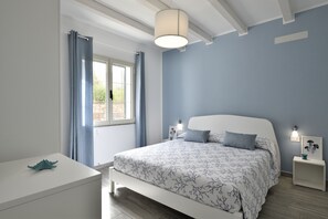 2 Schlafzimmer, Schreibtisch, Bügeleisen/Bügelbrett, Reisekinderbett