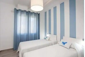 2 camere, una scrivania, ferro/asse da stiro, culla da viaggio