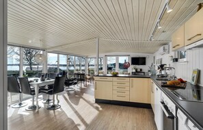 ثلاجة، موقد طهي مسطح، غسالة أطباق، ماكينة لصنع القهوة/الشاي