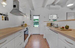 Fridge, stovetop, dishwasher, coffee/tea maker - Beautiful home in Slagelse with kitchen (Slagelse)
