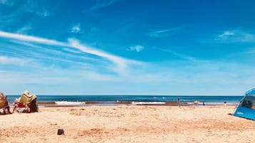 Playa en los alrededores y toallas de playa