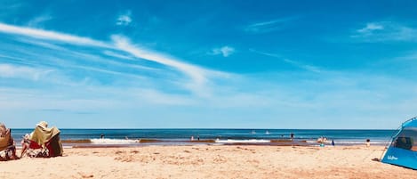 Una spiaggia nelle vicinanze, teli da spiaggia