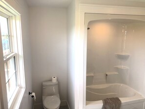 Combined shower/bathtub, hair dryer, towels, soap - Renovated family cottage; walk to amazing beach, short drive to golf & town (Sea View)