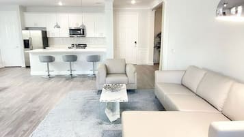 Televisión, oficina y impresora