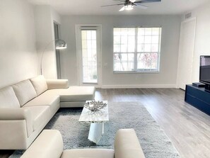 Televisión, oficina y impresora 