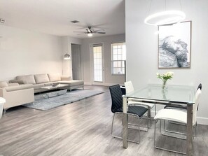 Televisión, oficina y impresora 