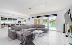 Fernseher, Kamin, Tischfußball