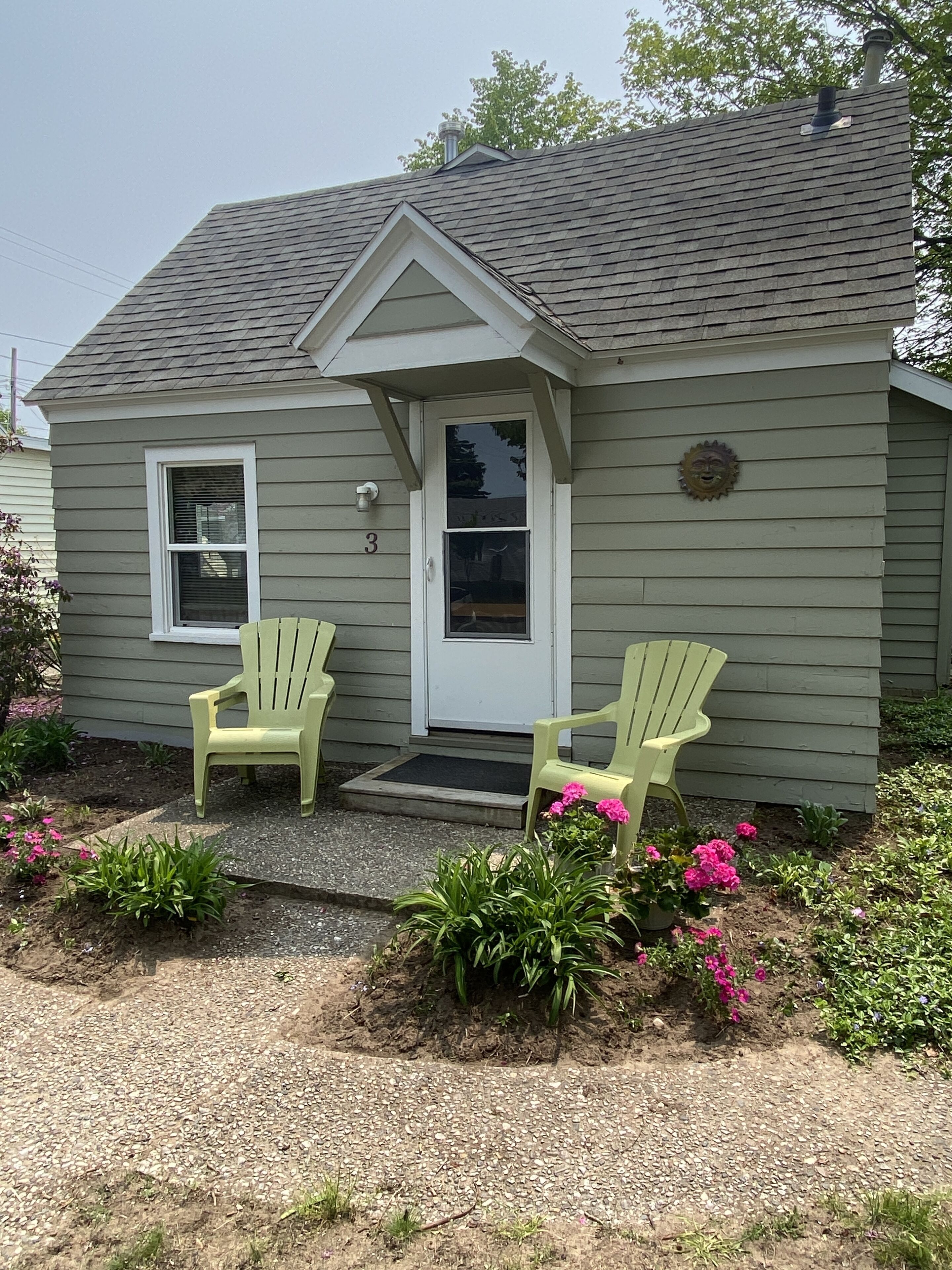 1 or 2 night availability! 2 blocks from beach, pickle ball, 4 blocks to town.