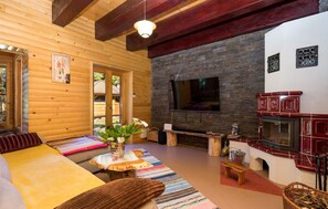 Télévision, cheminée, table de tennis de table