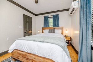 1 bedroom, desk, travel crib, WiFi - Cottage on Ridge- Short & Extended Stays (Southern Pines)