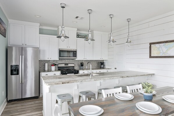 Réfrigérateur, micro-ondes, four, plaque de cuisson