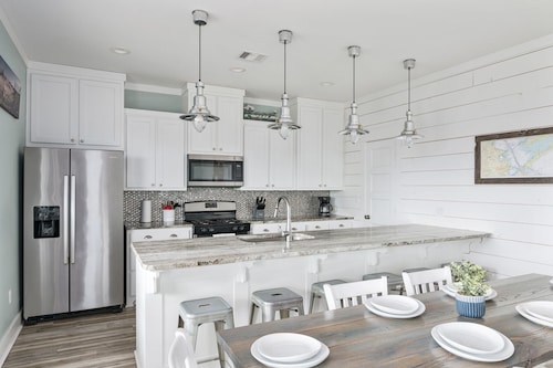 Private Pool, Steps to Beach with Direct Access, Pet-friendly!