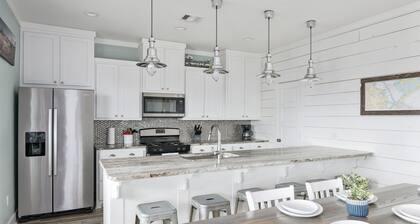 Private Pool, Steps to Beach with Direct Access, Pet-friendly!