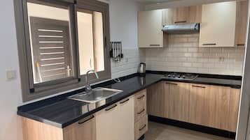 Fridge, oven, stovetop, coffee/tea maker