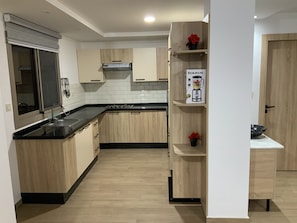 Refrigerador, horno, placa de cocina, cafetera/tetera