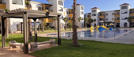 Una piscina al aire libre