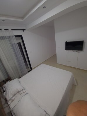 5 bedrooms, travel cot, free WiFi