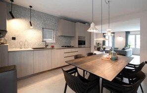 Fridge, oven, stovetop, dishwasher
