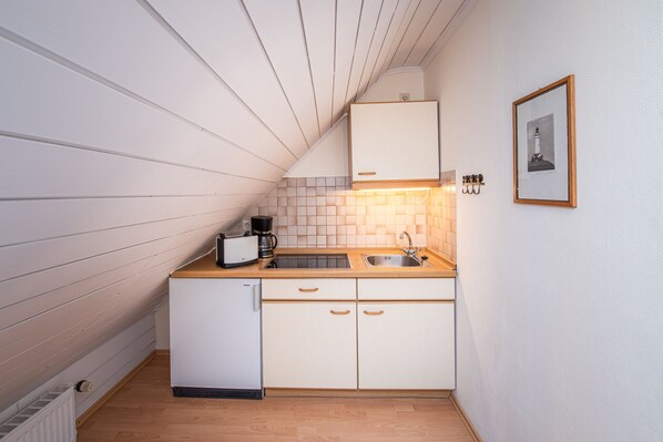 Køleskab, kogeplade, kaffe-/temaskine, brødrister