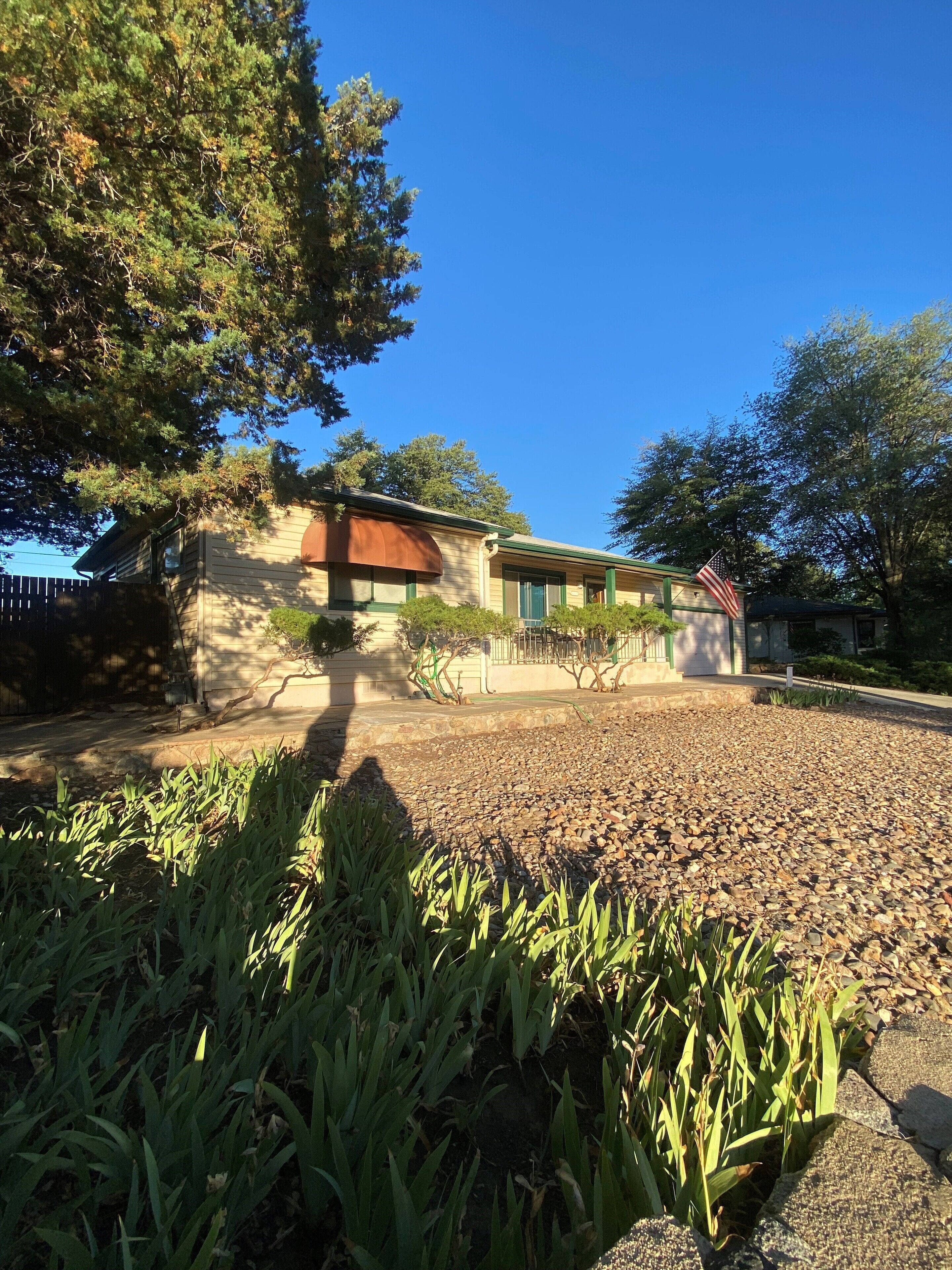 Beautiful, peaceful home walking distance to Historic Downtown Prescott