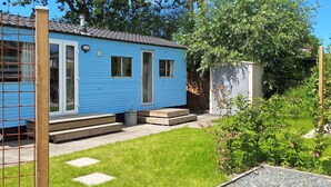 A blue mobile home with a small porch and steps leading to the door. - Gorgeous (sta)caravan in Tzummarum (Tzummarum)