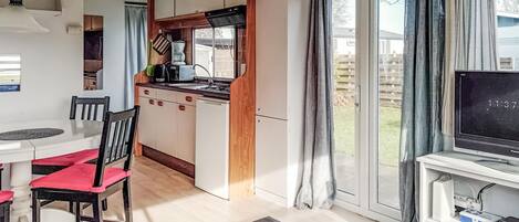 Fridge, oven, stovetop, coffee/tea maker