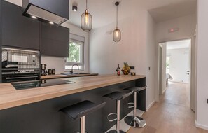 ثلاجة، فرن، موقد طهي مسطح، غسالة أطباق