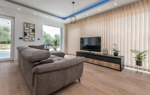 Televisión, futbolito y tenis de mesa