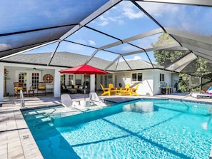 A heated pool - Private 1-Acre Oasis in Bonita: Secluded Pool Retreat near Beaches (Bonita Springs)