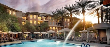 Alberca al aire libre y alberca climatizada