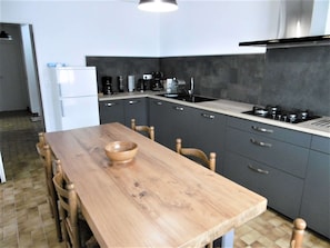 Kühlschrank, Geschirrspüler, Toaster, Kochgeschirr/Geschirr/Besteck
