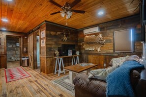 Smart TV, books - Quiet Country Rustic Cabin (Lampasas)