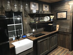 Fridge, microwave, oven, stovetop - Quiet Country Rustic Cabin (Lampasas)