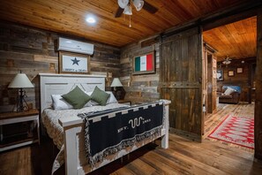 2 bedrooms, iron/ironing board, free WiFi, bed sheets - Quiet Country Rustic Cabin (Lampasas)