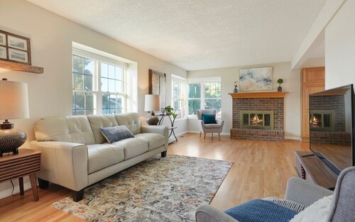 Cheerful 4BR House Near Red Rocks & Mountains!