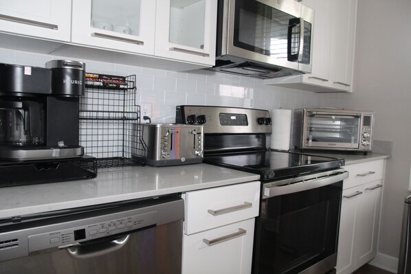 冰箱、微波炉、炉灶、洗碗机