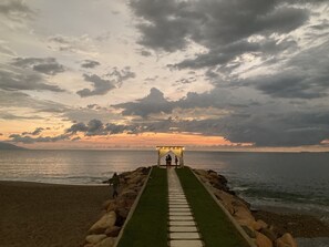 Beach nearby, sun loungers, beach towels