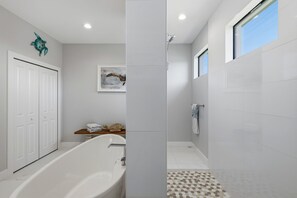 Bathtub, hair dryer, towels, soap - Beautiful waterfront home with heated salt water pool, outdoor kitchen (Cape Coral)