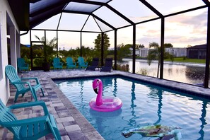 Una piscina al aire libre, una piscina climatizada