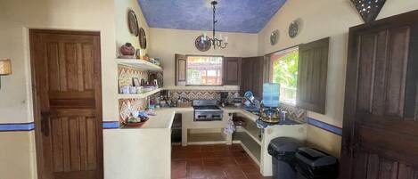 Fridge, oven, stovetop, coffee/tea maker