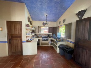 Fridge, oven, stovetop, coffee/tea maker