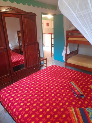2 bedrooms, iron/ironing board, travel crib, free WiFi - Gîte Alpinia 4/6 pers in the residence Les Jardins de Pointe Noire, swimming pool (pointe noire)