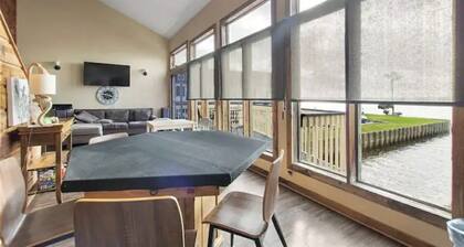 Lovely 2 Bedroom condo with marina view and pool