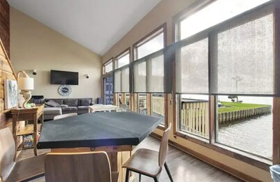 Lovely 2 Bedroom condo with marina view and pool