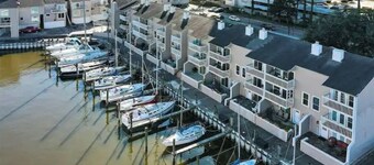 Lovely 2 Bedroom condo with marina view and pool