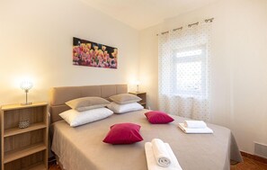 2 bedrooms, free WiFi, bed sheets - Cozy home in Dugopolje (Dugopolje)