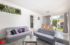 TV - Cozy home in Dugopolje (Dugopolje)