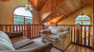 Nhà, 5 phòng ngủ | Phòng khách | TV 36-inch có truyền hình cáp