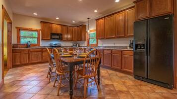 Nhà, 5 phòng ngủ | Khu vực ăn uống tại phòng